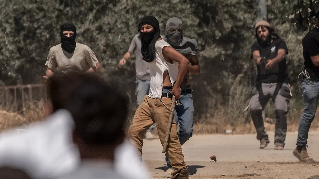 Rchtsgerichtete-israelische-Siedler-greifen-palaestinensische-Dorfbewohner-im-Dorf-Turmusaya-im-Westjordanland-an