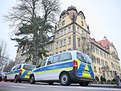 Polizei sieht keine Gefährdung: Unbekannte drohen mit Anschlägen auf 20 Berliner Schulen