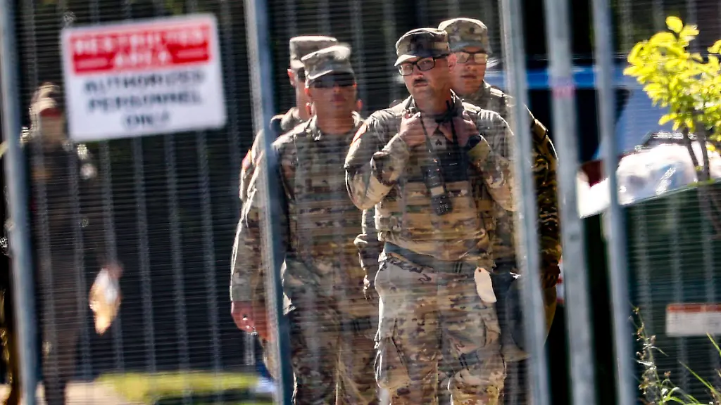 Mitglieder-der-texanischen-Nationalgarde-gehen-vor-dem-ICE-Verarbeitungszentrum-in-Broadview-in-der-Naehe-von-Chicago