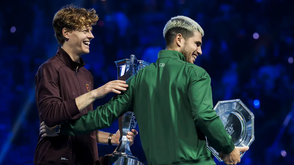 Nitto-ATP-Tennis-Herren-Finals-2025-Day-Eight-Jannik-Sinner-L-of-Italy-and-Carlos-Alcaraz-of-Spain-smile-as-they-hold-their-trophies-at-the-end-of-their-final-singles-match-during-day-eight-of-the-Nitto-ATP-Finals-2025-Jannik-Sinner-won-7-64-7-5