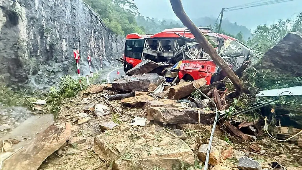 Ein-Reisebus-ist-nach-einem-Erdrutsch-auf-dem-Khanh-Le-Pass-in-der-vietnamesischen-Provinz-Khanh-Hoa-unter-Erde-und-Felsbrocken-begraben