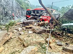 Felssturz bei Erdrutsch: Sechs Menschen sterben bei Busunglück in Vietnam