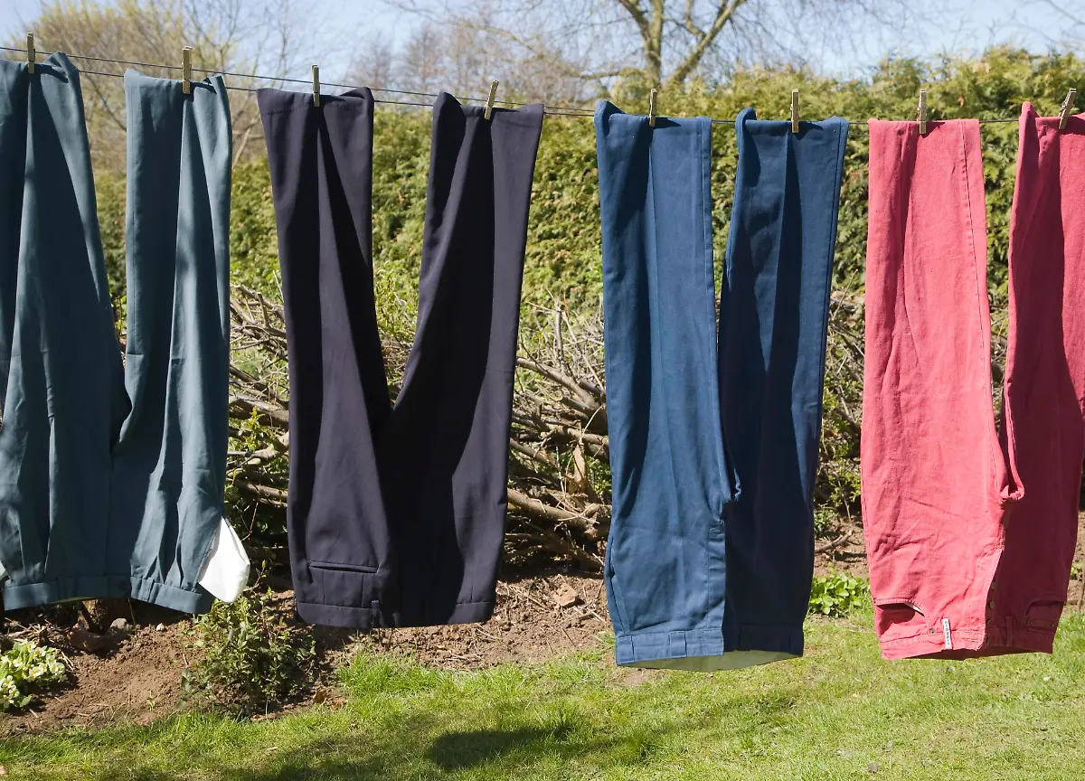 An-der-Waescheleine-haengende-Hosen-in-verschiedenen-Farben-UK