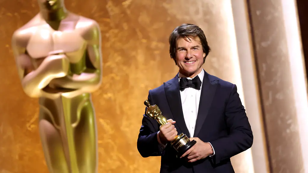 HOLLYWOOD-CALIFORNIA-NOVEMBER-16-Honoree-Tom-Cruise-poses-onstage-during-the-16th-Governors-Awards-at-The-Ray-Dolby-Ballroom-on-November-16-2025-in-Hollywood-California