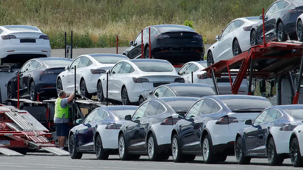 Tesla-cars-are-loaded-onto-carriers-at-the-Tesla-electric-car-plant-Wednesday-May-13-2020-in-Fremont-Calif-A-dispute-between-Tesla-and-San-Francisco-Bay-Area-authorities-over-the-reopening-of-a-factory-in-the-face-of-coronavirus-shutdown-orders-may-be-coming-to-an-end-The-Alameda-County-Health-Department-announced-on-Twitter-late-Tuesday-May-12-2020-that-the-Fremont-plant-will-be-able-to-go-beyond-basic-operations-this-week-It-can-start-making-vehicles-Monday-as-long-as-it-delivers-on-worker-safety-precautions