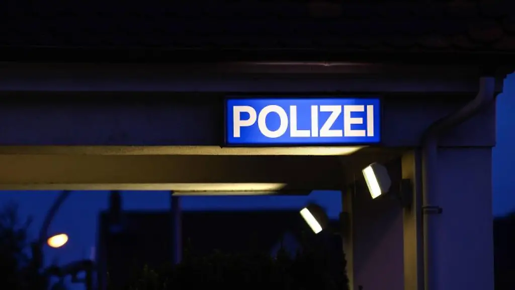 Ein-Schild-mit-der-Aufschrift-Polizei-leuchtet-am-Eingangsbereich-der-Polizeistation