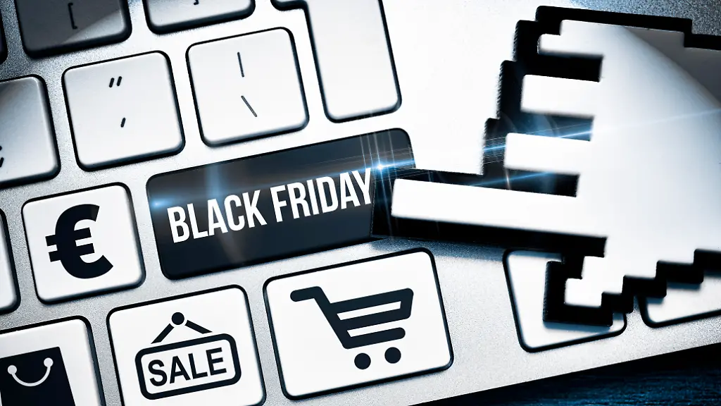 Schwarze-Computertaste-mit-Aufschrift-Black-Friday-Fotomontage