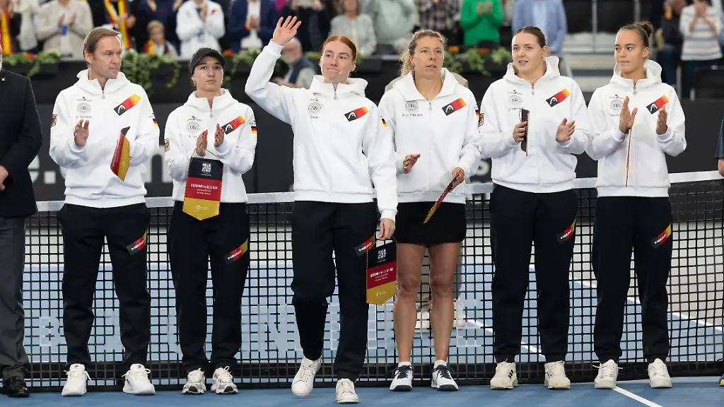 Billie-Jean-King-Cup-2025-Play-Offs-TC-Ismaning-Muenchen-Deutschland-Team-Germany-L-R-Mannschaftskapitaen-Rainer-Schuettler-Eva-Lys-Ella-Seidel-Anna-Lena-FriedsamGER-Jule-Niemeier-und-Tessa-Brockmann-Tennis-Billie-Jean-King-Cup-2025-ITF-Billie-Jean-King-Cup-TC-Ismaning-Ismaning-Bayern-Deutschland-16-November-2025