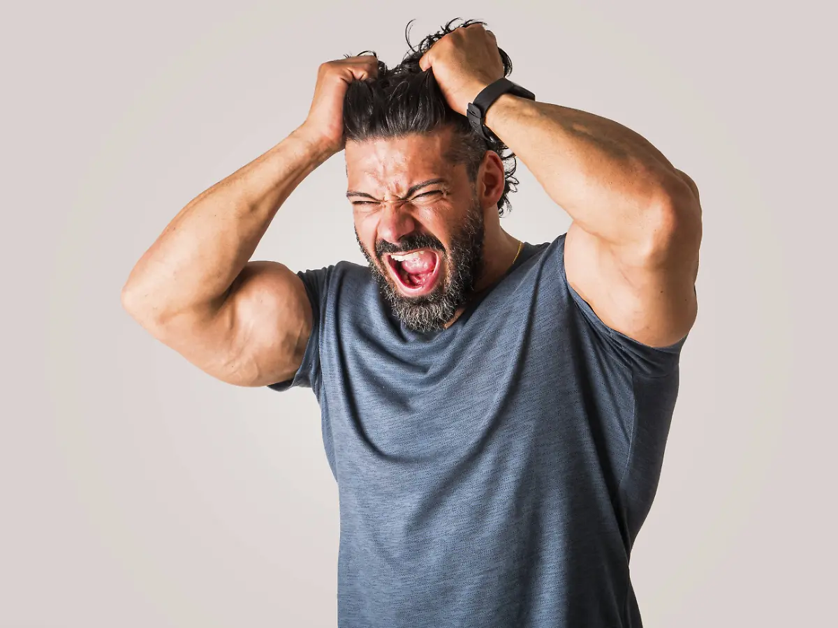 Muskuloeser-Mann-in-Pose-mit-wuetendem-frustriertem-Ausdruck-der-schreit-vor-neutralem-Hintergrund-Muscular-man-posing-with-angry-frustrated-expression-screaming-against-neutral-background-Copyright-imageBROKER-StefanoxCavoretto-ibxiqx12894156