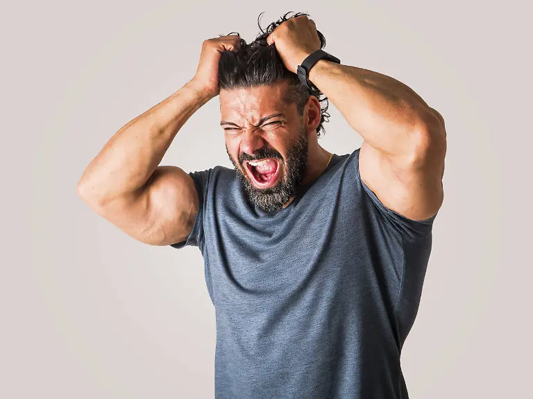Muskuloeser-Mann-in-Pose-mit-wuetendem-frustriertem-Ausdruck-der-schreit-vor-neutralem-Hintergrund-Muscular-man-posing-with-angry-frustrated-expression-screaming-against-neutral-background-Copyright-imageBROKER-StefanoxCavoretto-ibxiqx12894156