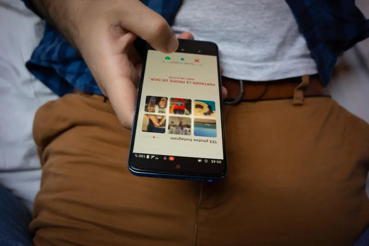 France-Marseille-2022-04-12-A-man-scrolls-through-Tinder-profiles-on-his-cell-phone-Photograph-by-Justine-Bonnery-Hans-Lucas-France-Marseille-2022-04-12-Un-homme-scrolle-des-profils-Tinder-sur-son-portable-Photographie-de-Justine-Bonnery-Hans-Lucas