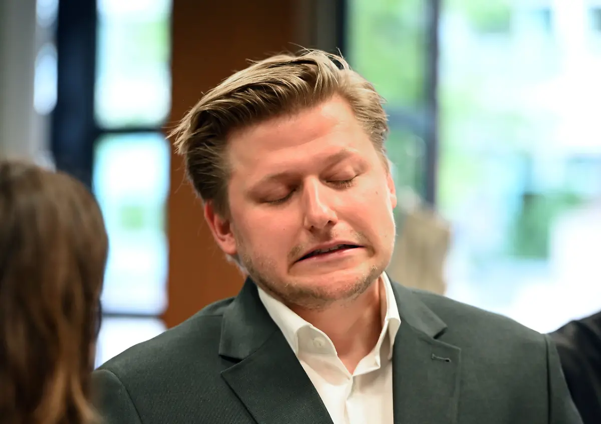 Comedian-und-Satiriker-Sebastian-Hotz-alias-El-Hotzo-beim-Prozess-gegen-ihn-vor-dem-Amtsgericht-Tiergarten