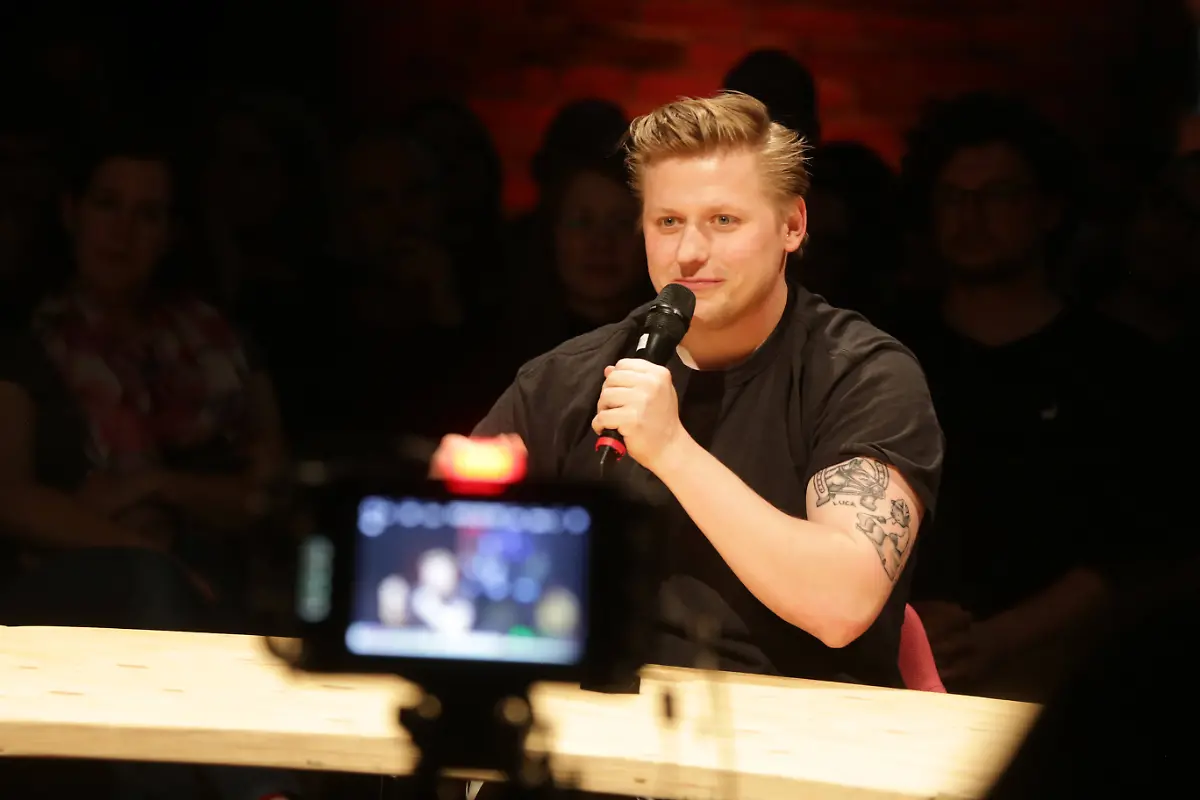 29-04-2024-Dortmund-Veranstaltungsformat-PentagonTalk-im-Dortmunder-Dietrich-Keuning-Haus-Die-Gespraechsreihe-wird-moderiert-und-kuratiert-von-dem-juedischen-Lyriker-Max-Czollek-und-dem-muslimischen-Soziologen-Aladin-El-Mafaalani-Zu-jedem-PENTAGON-werden-drei-Gaeste-eingeladen-Jeder-Gast-bringt-ein-frei-gewaehltes-Thema-mit-und-zu-fuenft-wird-dann-an-einem-grossen-Runden-Tisch-gemeinsam-diskutiert-Die-drei-Gaeste-dieser-Runde-waren-der-Satiriker-und-Autor-Sebastian-Hotz-El-Hotzo-Pornografie-Forscherin-Madita-Oeming-und-JSUD-Praesidentin-Hanna-Veiler