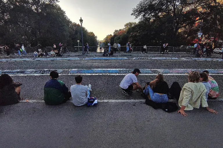 Berlin-Deutschland-Kreuzberg-Touristen-und-Einheimische-sitzen-am-Samstagabend-auf-der-Hobrechtbruecke-am-Landwehrkanal-um-den-Sonnenuntergang-zu-beobachten
