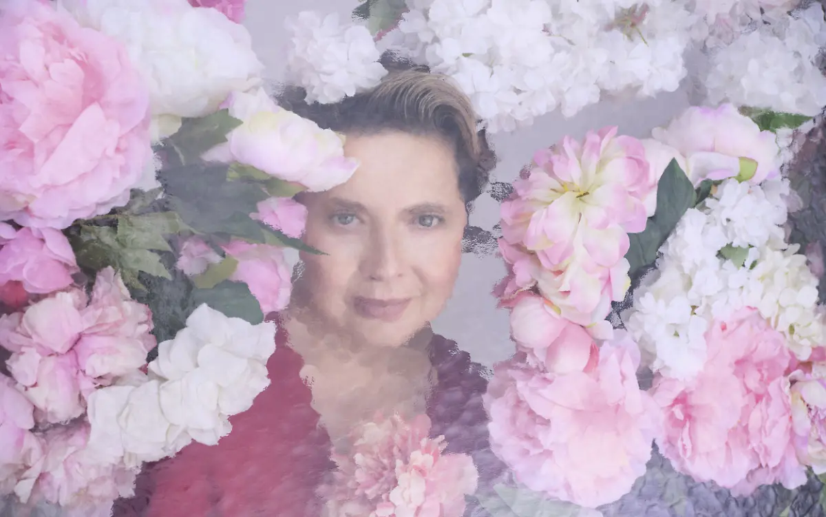 Der-Kalender-enthaelt-22-Fotografien-hier-Isabelle-Rossellini