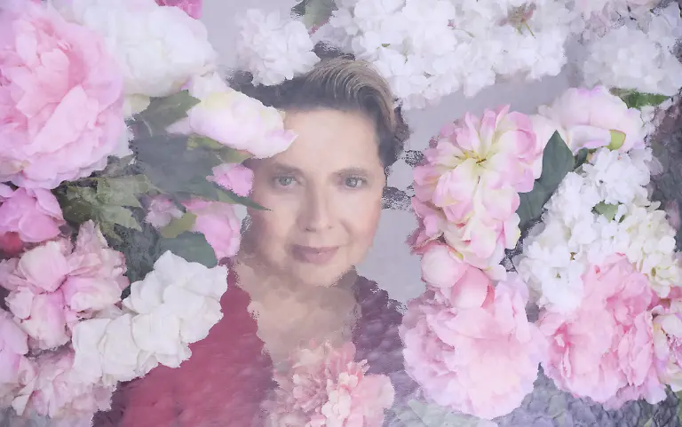 Der-Kalender-enthaelt-22-Fotografien-hier-Isabelle-Rossellini