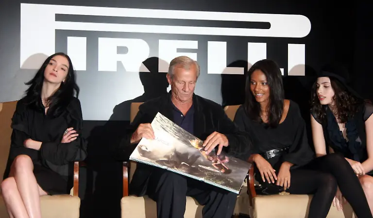 IPK-Pirelli-Kalenders-2008-Starfotograf-Peter-Beard-schaut-sich-mit-seinem-Models-Emanuela-und-Kemp-den-neuen-Pirellikalender-an-wobei-das-linke-Model-Maria-mit-ihren-Gedanken-anscheinend-woanders-ist-Internationale-Pressekonferenz-zur-Vorstellung-des-neuen-Pirelli-Kalenders-2008-im-Hotel-Adlon-am-Pariser-Platz-in-Berlin-IMAGO-Mueller-20-11-2008-IMAGO-Foto-Berlin-Henry-H