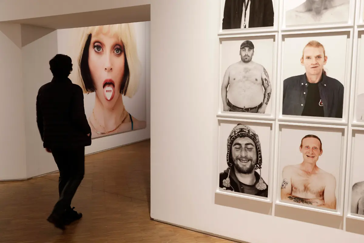 18-02-2022-Hagen-Osthaus-Museum-Fotoausstellung-von-Bryan-Adams-hier-werden-Fotos-aus-dem-Pirelli-Kalender-2022-gezeigt-die-Bryan-Adams-fotografiert-hat