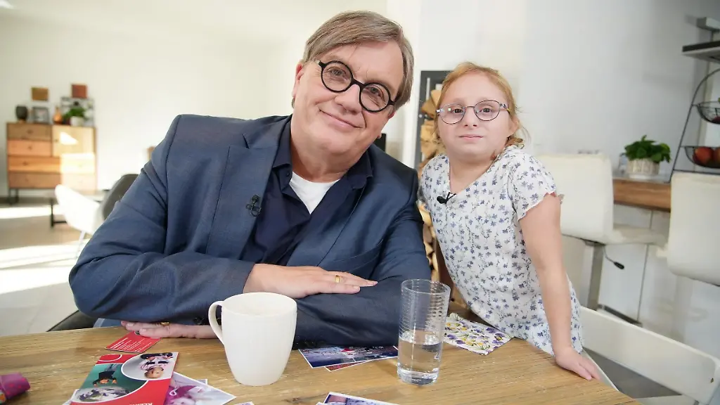 Hape-Kerkeling-engagiert-sich-als-Projektpate-fuer-Kinder-mit-Seltenen-Erkrankungen-und-besucht-Mali-und-ihre-Familie-Die-Verwendung-des-sendungsbezogenen-Materials-ist-nur-mit-dem-Hinweis-und-Verlinkung-auf-RTL-gestattet