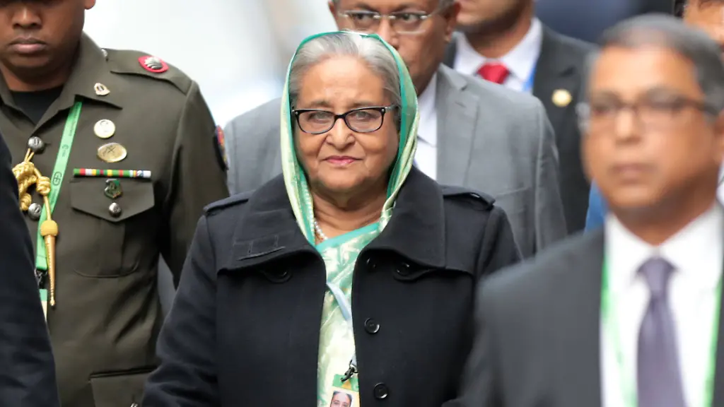 Die-Premierministerin-von-Bangladesch-Sheikh-Hasina-Wajed-in-Begleitung-im-Bereich-des-Hotel-Bayerischer-Hof-in-Muenchen-waehrend-der-Sicherheitskonferenz-Die-Premierministerin-von-Bangladesch-Sheikh-Hasina-Wajed-in-Begleitung-im-Bereich-des-Hotel-Bayerischer-Hof-in-Muenchen-waehrend-der-Sicherheitskonferenz