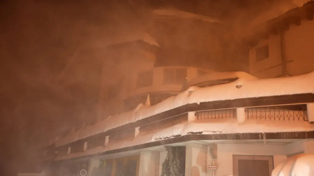 Einen-massiven-Wintereinbruch-hat-es-am-Montag-in-den-Alpen-gegeben-Betroffen-war-vor-allem-die-Gegend-um-den-Arlberg-Heftige-Niederschlaege-brachten-in-St-Christof-am-Arlberg-fast-einen-Meter-Neuschnee-Ohne-Winterausruestung-und-Schneeketten-ist-der-Arlbergpass-nicht-befahrbar-Selbst-Einheimische-wurden-ueberrascht-Mit-Sommerreifen-rutschten-Autofahrer-quer-dem-Pass-hinunter-Autos-wurden-von-einer-enormen-Schneelast-begraben-Dazu-gab-es-einen-heftigen-Schneesturm-mit-kaum-Sicht-Der-Winterdienst-ist-im-Dauereinsatz-Fuer-die-Region-ein-Segen-denn-Schnee-wird-dringend-benoetigt-Das-Winterintermezzo-kann-sich-aber-dennoch-fuer-die-Region-sehen-lassen-da-solch-Schneemengen-im-Oktober-nicht-ueblich-sind-St