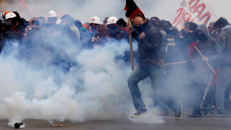 Athen im Jahr 2011: Vor dem Parlament entladen sich soziale Spannungen in gewalttätigen Protesten.