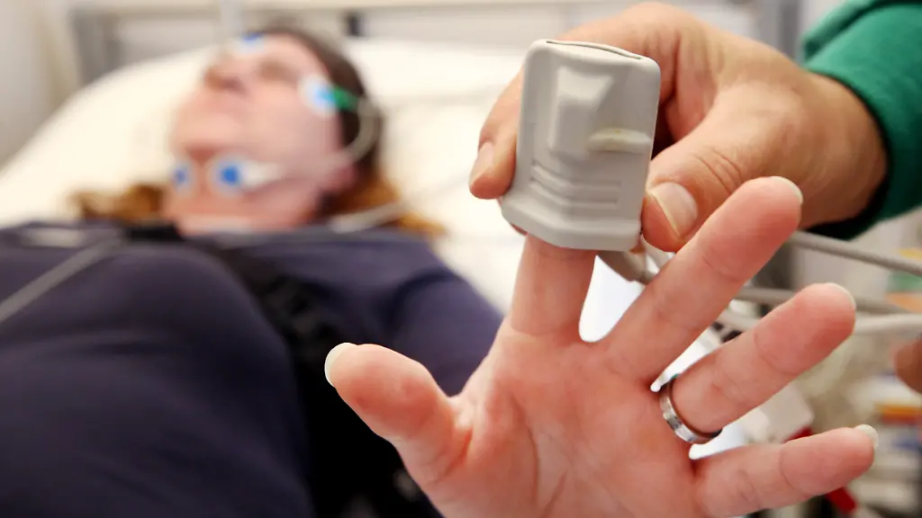 Eine-Schlafpatientin-wird-von-einem-Krankenpfleger-im-Schlaflabor-der-Kliniken-Essen-Mitte-an-Elektroden-angeschlossen-Die-Angst-vor-einer-Corona-Ansteckung-raubt-vor-allem-Menschen-mit-gesundheitlichen-Risiko-Faktoren-vielfach-den-Schlaf