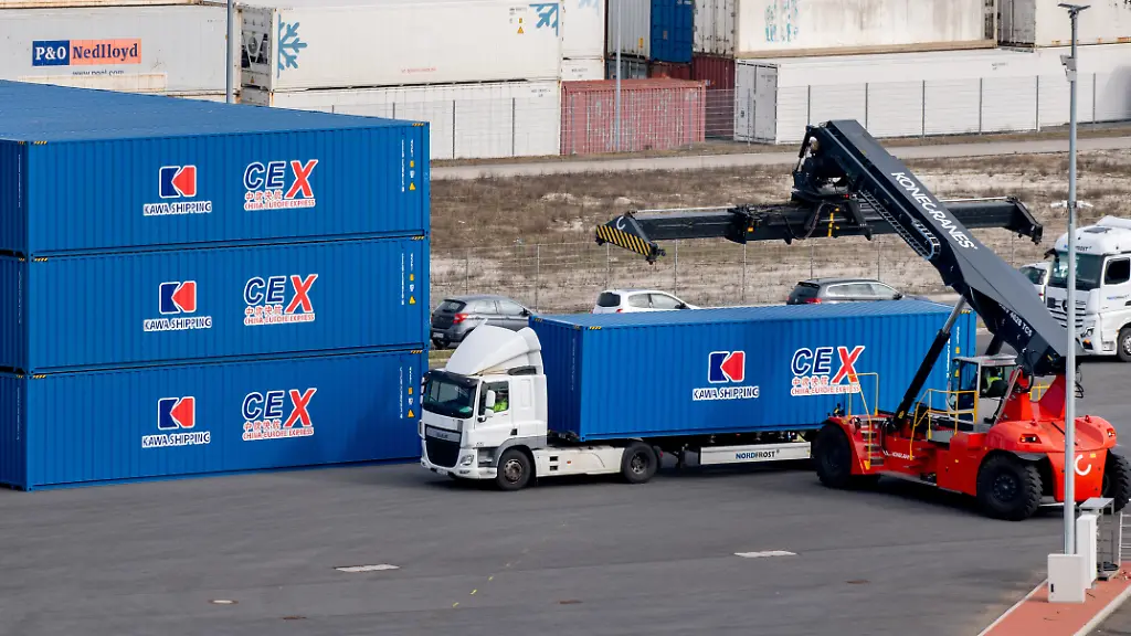 Container-der-neuen-Direktverbindung-China-Europe-Express-CEX-werden-auf-einem-Terminal-am-JadeWeserPort-verladen-Die-Niedersachsen-Ports-GmbH-Co-KG-hat-im-Rahmen-einer-einer-Pressekonferenz-von-den-Entwicklungen-am-JadeWeserPort-in-Wilhelmshaven-berichtet