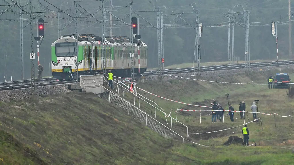 17-11-2025-Polen-Mika-Spezialkraefte-und-Polizei-sind-am-Ort-eines-beschaedigten-Gleisabschnitts-auf-der-Strecke-Deblin-Warschau-in-der-Naehe-des-Bahnhofs-des-Ortes-Mika-im-Einsatz-Der-polnische-Ministerpraesident-Tusk-gab-bekannt-dass-ein-Sabotageakt-stattgefunden-hat-bei-dem-die-Explosion-eines-an-dieser-Stelle-platzierten-Sprengsatzes-die-Bahnstrecke-beschaedigt-hat