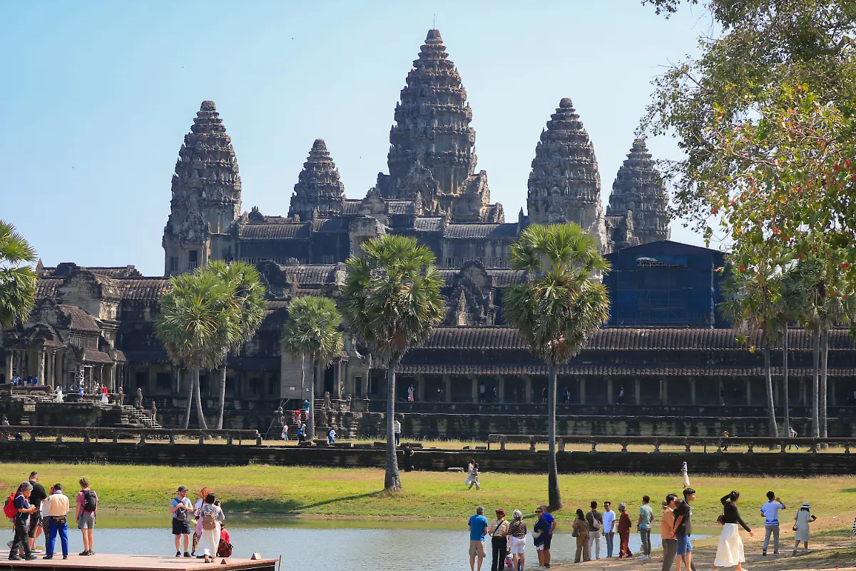 250129-SIEM-REAP-Jan-29-2025-Xinhua-Tourists-visit-the-Angkor-Wat-Temple-at-the-UNESCO-listed-Angkor-Archaeological-Park-in-Siem-Reap-province-Cambodia-Jan-29-2025-Photo-by-Sao-Khuth-Xinhua