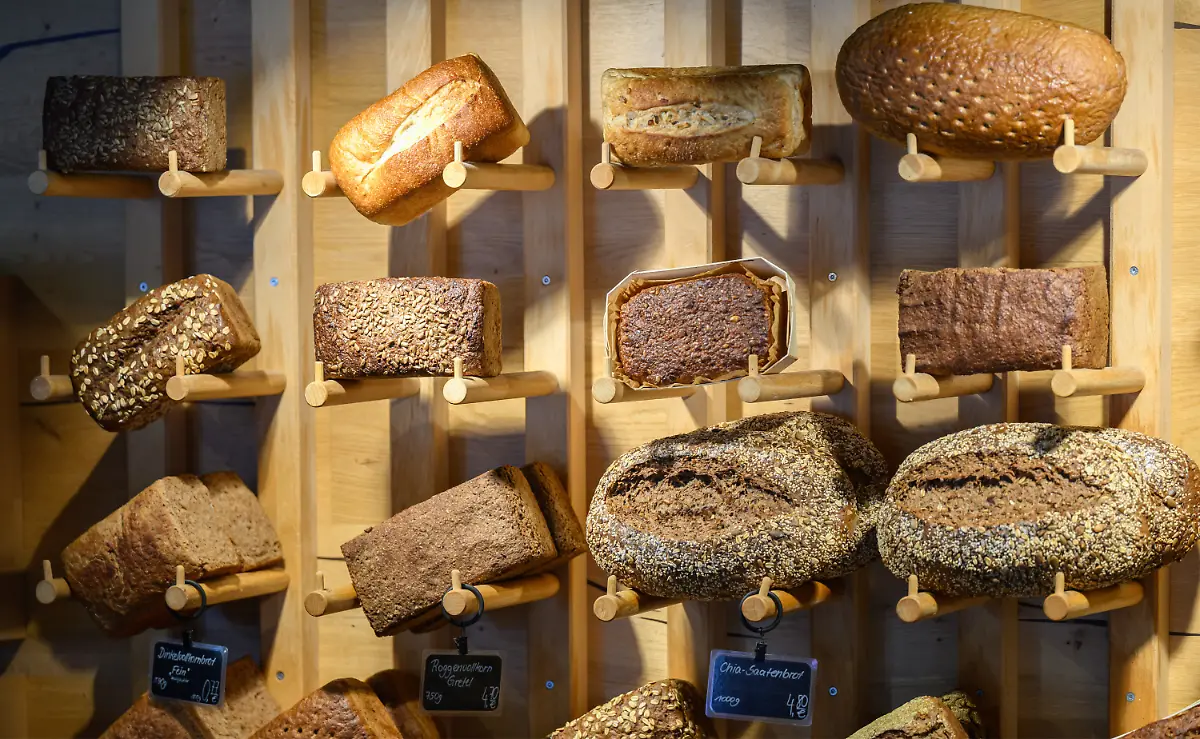 Verschiedene-Brote-sind-in-einer-Baeckerei-zum-Verkauf-ausgestellt