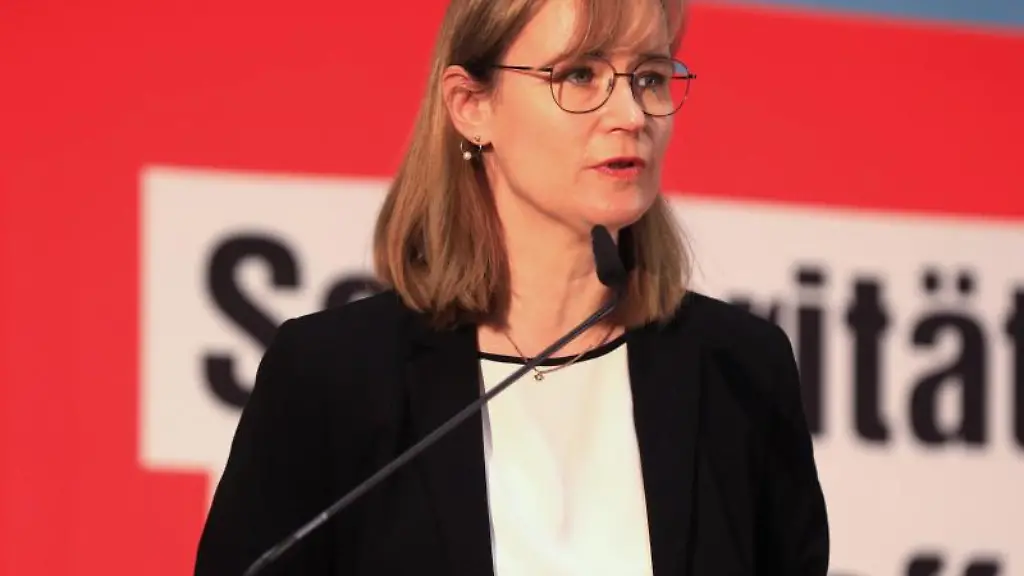 Fraktionsvorsitzende-Eva-von-Angern-Die-Linke-bei-der-Versammlung-zur-Aufstellung-der-Landesliste