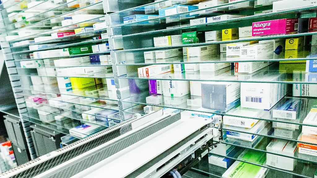 Ein-automatisiertes-System-mit-Roboterarm-entnimmt-Medikamente-aus-einem-Lagerregal-in-der-Kaufpark-Apotheke-in-Ahrensfelde