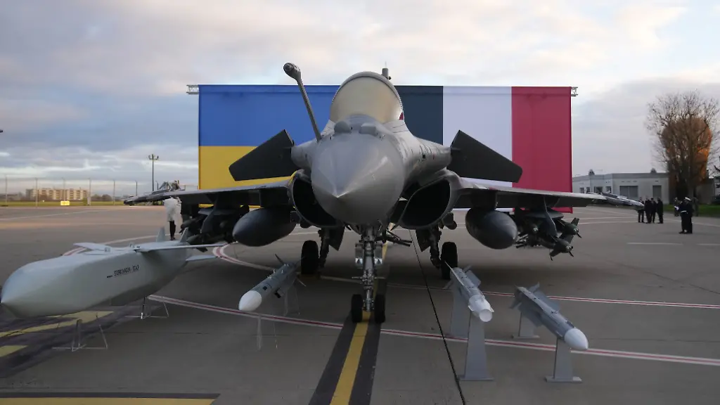A-Rafale-jet-fighter-is-seen-before-the-arrival-of-Ukrainian-President-Volodymyr-Zelenskyy-Monday-Nov-17-2025-at-the-Villacoublay-air-base-near-Paris