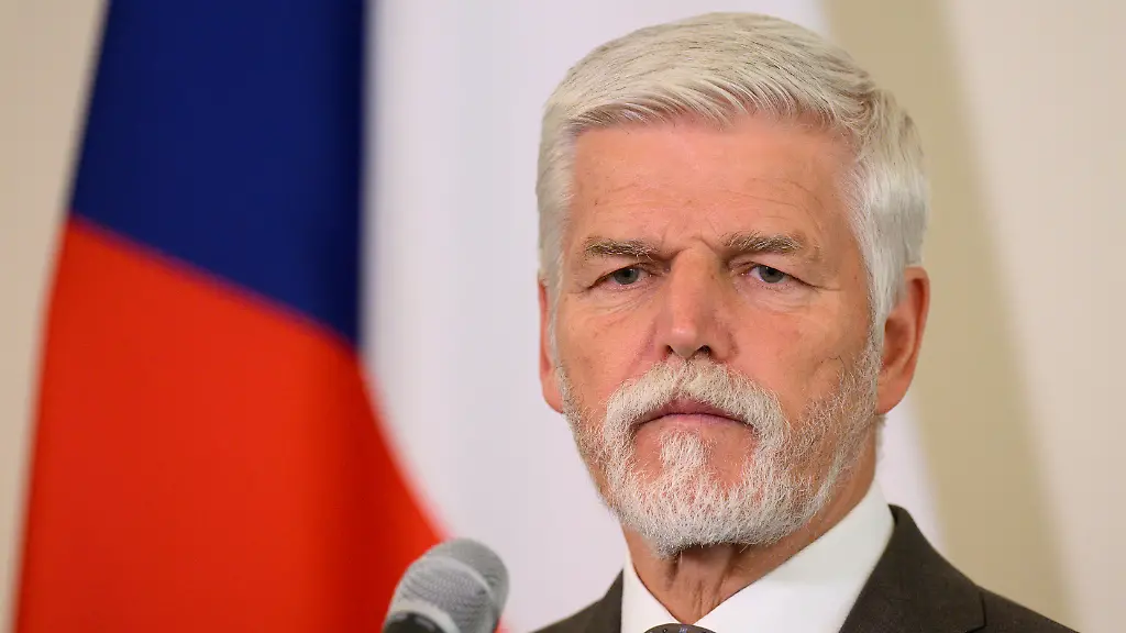 Der-tschechische-Praesident-Petr-Pavel-gibt-nach-einer-Nachwahlberatung-mit-Vertretern-der-Piratenpartei-der-SPD-und-der-Autofahrerpartei-ein-Statement-ab