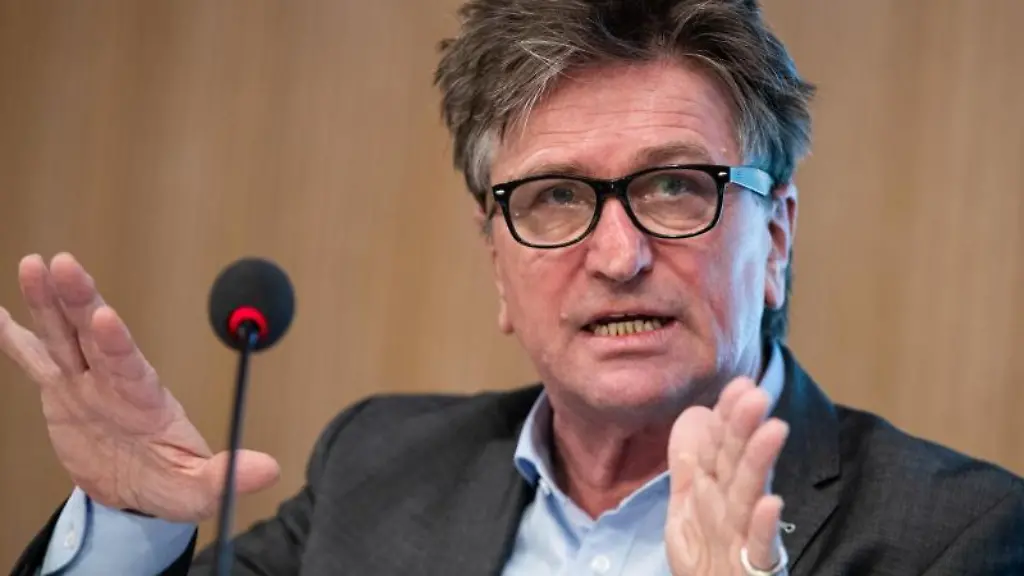 Manne-Lucha-Buendnis-90-Die-Gruenen-Gesundheitsminister-von-Baden-Wuerttemberg