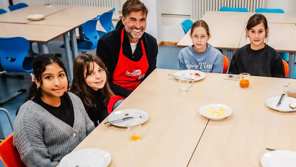 Juergen-Klopp-engagiert-setzt-sich-gemeinsam-mit-der-Deutschen-Vermoegensberatung-DVAG-und-DVAG-hilft-e-V-Menschen-brauchen-Menschen-dafuer-ein-dass-noch-mehr-Grund-und-Foerderschueler-in-Deutschland-mit-einem-ausgewogenen-Fruehstueck-versorgt-werden-Die-Verwendung-des-sendungsbezogenen-Materials-ist-nur-mit-dem-Hinweis-und-Verlinkung-auf-RTL-gestattet