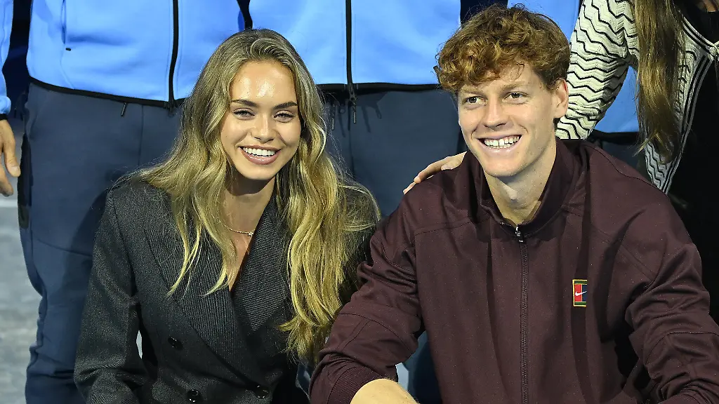 Foto-IPP-Massimo-Rana-Torino-16-11-2025-Tennis-Atp-Finals-2025-finale-nella-foto-Jannik-Sinner-insieme-alla-sua-fidanzata-la-modella-Laila-Hasanovic-e-il-cane-di-lei-Snoopy-mentre-festeggiano-la-vittoria-Italy-Photo-Press-World-Copyright