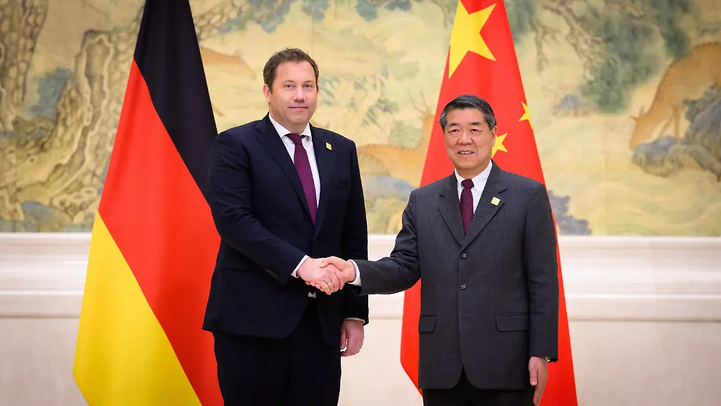 Lars-Klingbeil-l-SPD-Bundesminister-der-Finanzen-und-He-Lifeng-Vize-Premierminister-von-China-fuer-Wirtschaft-und-Finanzen-treffen-sich-beim-deutsch-chinesischen-Finanzdialog-im-Staatsgaestehaus-Diaoyutai-Bundesfinanzminister-Klingbeil-besucht-bei-seiner-viertaegigen-Asien-Reise-China-und-Singapur