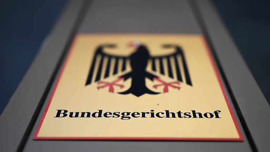 ARCHIV-29-07-2025-Baden-Wuerttemberg-Karlsruhe-Ein-Hinweisschild-mit-Bundesadler-und-dem-Schriftzug-Bundesgerichtshof-BGH-aufgenommen-vor-dem-BGH