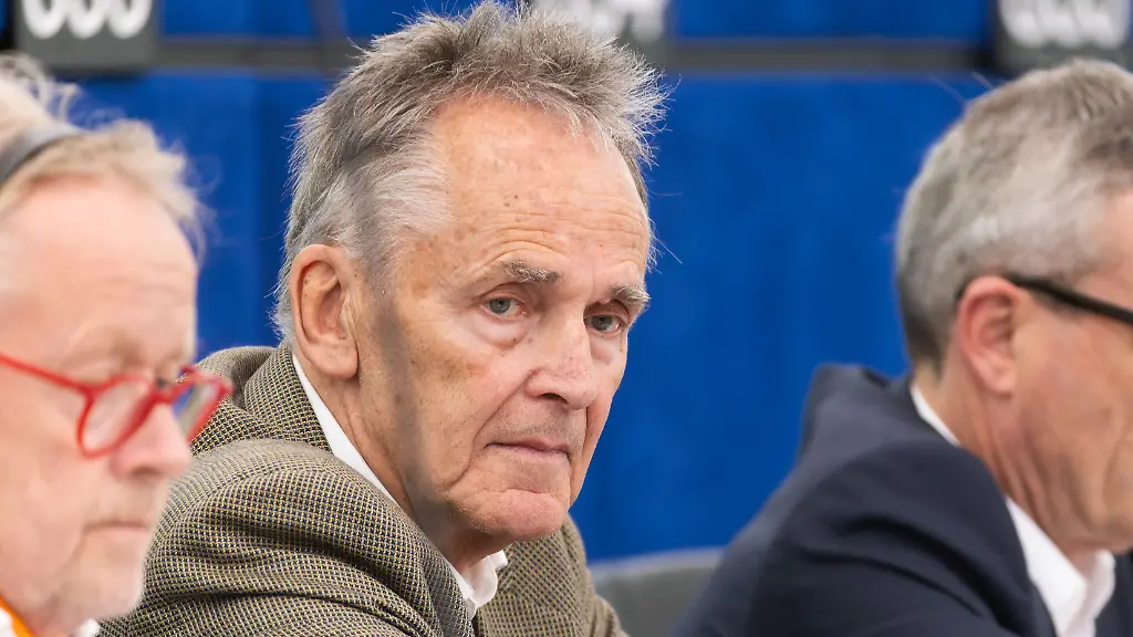 Michael-von-der-Schulenburg-M-BSW-sitzt-im-Plenarsaal-des-Europaeischen-Parlaments