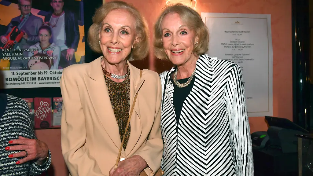 Alice-und-Ellen-Kessler-bei-der-Premiere-des-Theaterstuecks-Achtsam-morden-in-der-Komoedie-im-Bayerischen-Hof-Muenchen-11-09