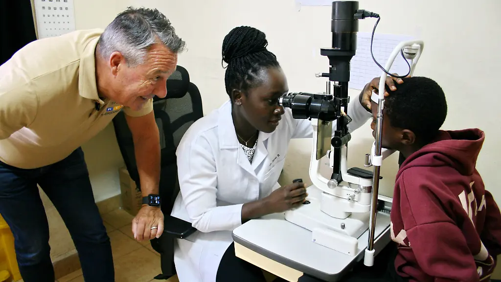Jurist-Ulrich-Wetzel-engagiert-sich-als-Projektpate-von-RTL-Wir-helfen-Kindern-fuer-den-Bau-einer-augenmedizinischen-Klinik-fuer-Kinder-in-Kenia