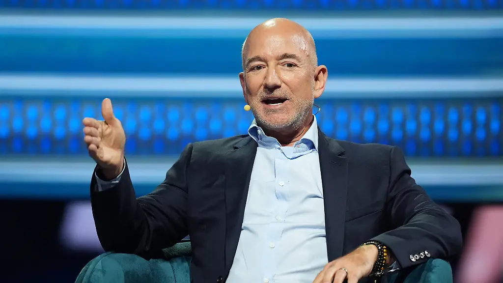 Amazon-founder-Jeff-Bezos-speaks-at-the-America-Business-Forum-Thursday-Nov-6-2025-in-Miami