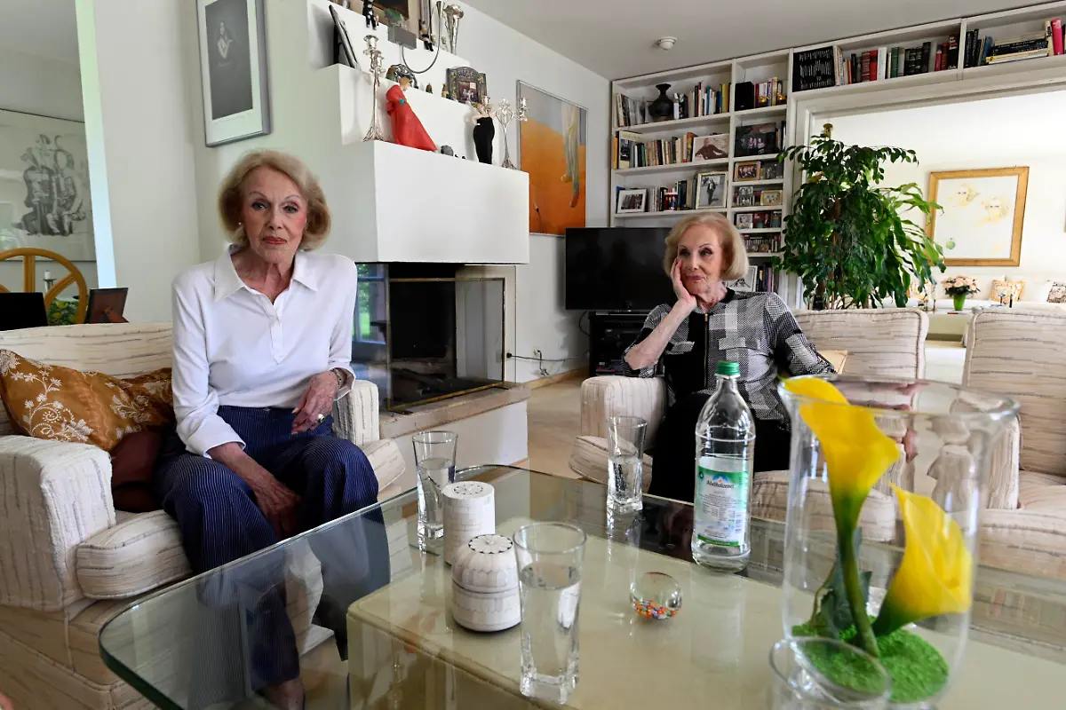 Gruenwald-Dahoam-in-Gruenwald-Pfingstserie-Alice-und-Ellen-weisse-Bluse-Kessler