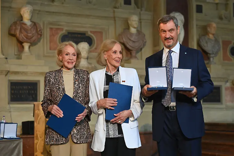 Alice-und-Ellen-KESSLER-Diie-Kessler-Zwillinge-erhalten-von-Markus-SOEDER-Ministerpraesident-Bayern-und-CSU-Vorsitzender-den-Bayerischen-Verdienstorden-Verleihung-Bayerischer-Verdienstorden-im-Antiquariat-der-Residenz-in-Muenchen-am-09-07