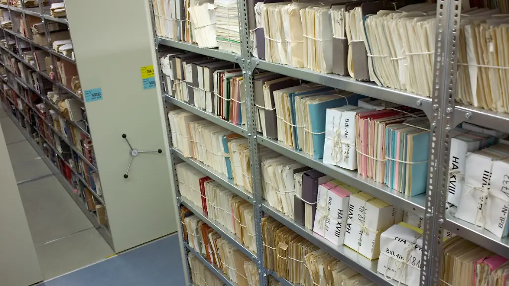 15-01-2005-Berlin-Deutschland-Tag-der-offenen-Tuer-in-der-Stasi-Zentrale-in-Berlin-Lichtenberg-anlaesslich-der-Erstuermung-vor-15-Jahren-durch-die-DDR-Buergerrechtsbewegung-hier-die-Regale-mit-den-Stasi-Akten-Lichtenberg-Normannenstrasse-Stasi-Stasi-Archiv-Stasiarchiv-Stasi-Akte-Stasiakte-Ministerium-fuer-Staatssicherheit-Akten-Kartei-Karteikarten-Spitzel-Spion-spionieren-Spionage-Geheimdienst-geheim-bespitzeln-ueberwachen-Ueberwachung-DDR-SED-Erich-Mielke-Birthler-Gauck-Behoerde-unterdruecken-Unterdrueckung-MfS-Oeffentliche-Verwaltung-Amt-Archiv-digital-QF-TA-r-anlA-sslich-ErstA-rmung-BA-rgerrechtsbewegung-A-berwachen-Aberwachung-BehA-rde-unterdrA-cken-UnterdrA-ckung-Affentliche-P050115D014CARO