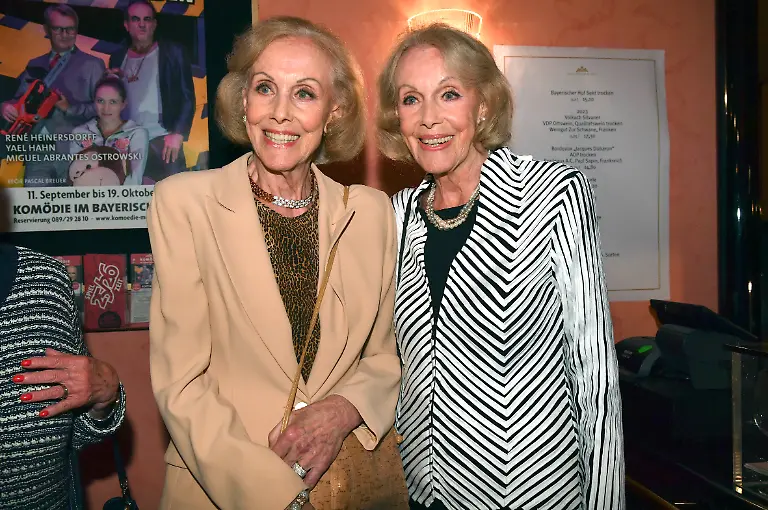 Alice-und-Ellen-Kessler-bei-der-Premiere-des-Theaterstuecks-Achtsam-morden-in-der-Komoedie-im-Bayerischen-Hof-Muenchen-11-09