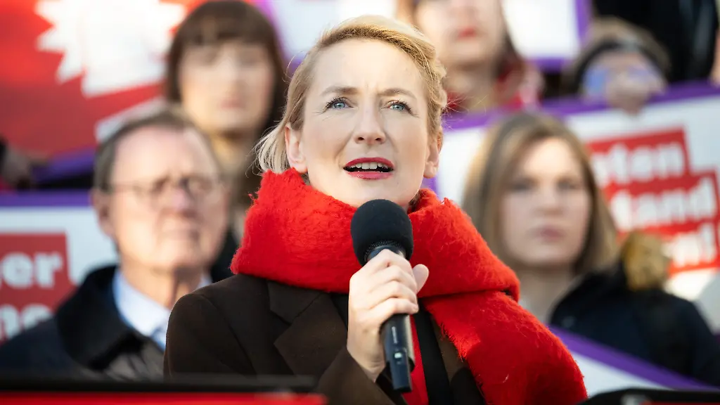 Ines-Schwerdtner-Bundesvorsitzende-der-Partei-Die-Linke-spricht-waehrend-des-Auftakts-zu-einer-Mietenkampagne-gegen-einen-Mieten-Notstand-und-fuer-einen-bundesweiten-Mietendeckel