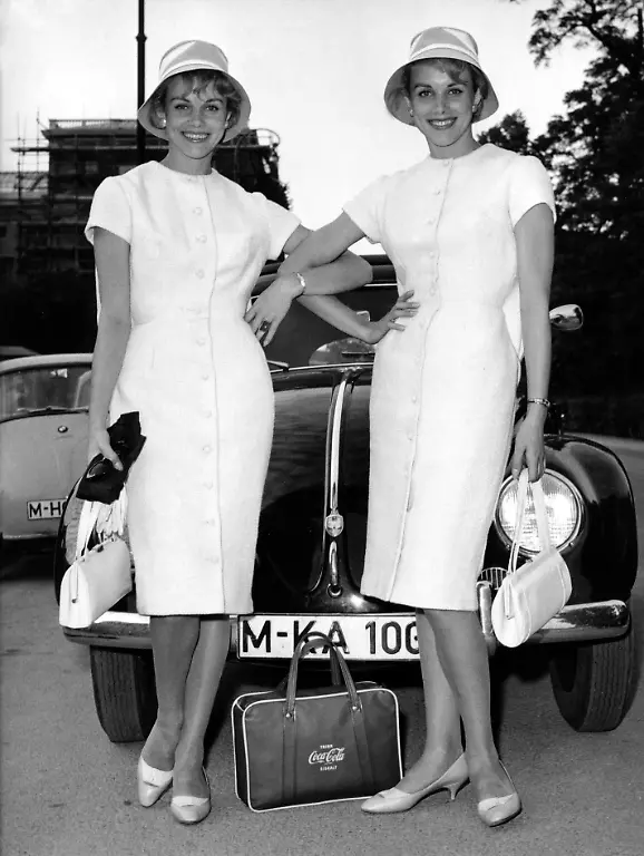 5568466-9001135-Ellen-und-Alice-KESSLER-deutsche-Taenzerinnen-vor-einem-VW-Kaefer-undatiert-50er-Jahre